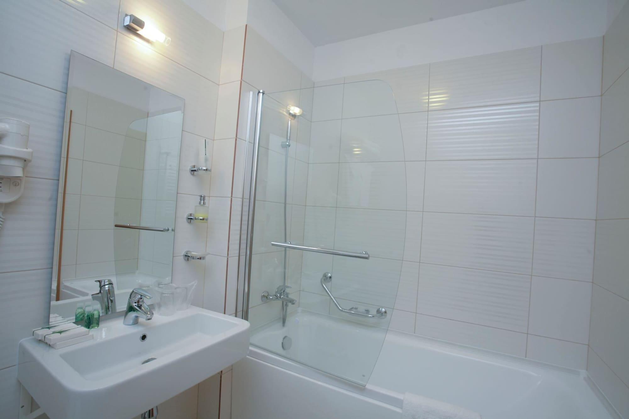 Mari Vila Hotel Бухарест Экстерьер фото