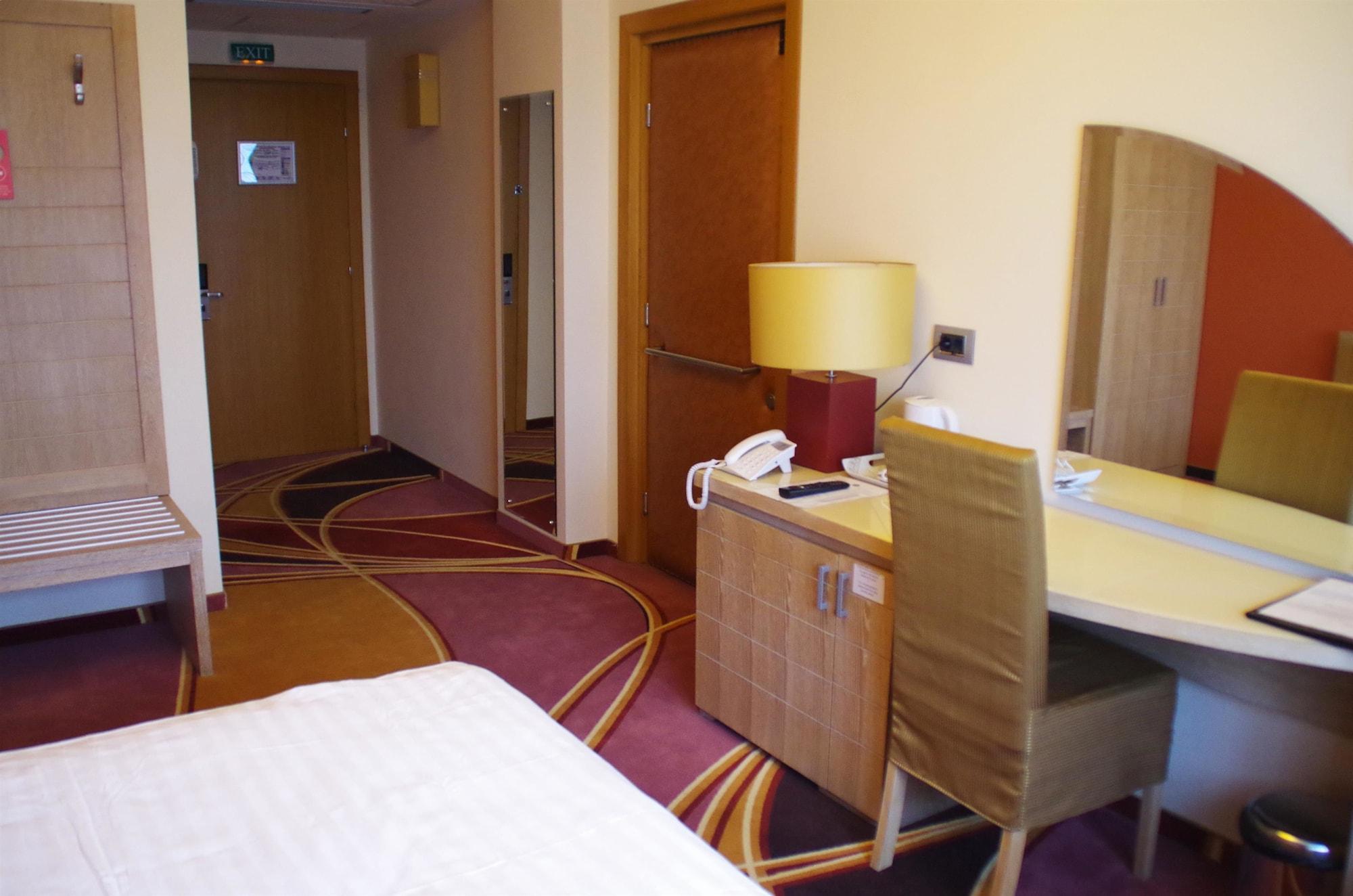 Mari Vila Hotel Бухарест Экстерьер фото